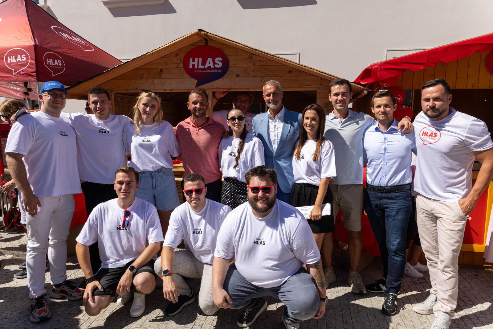 Mladý HLAS – spoločné foto pri stánku
